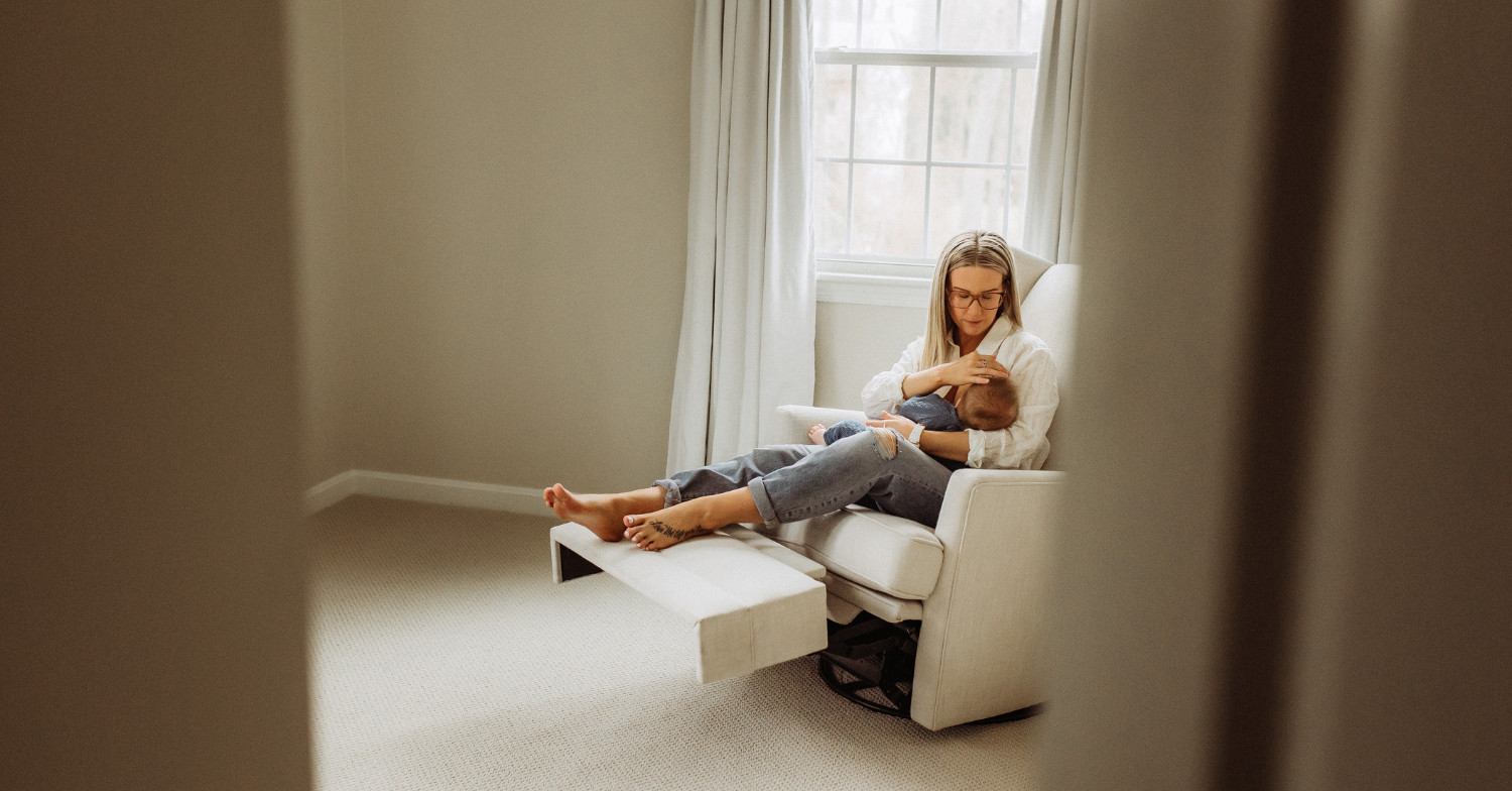 mother breastfeeding her baby in pain